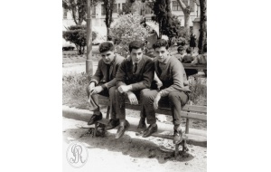 1963, Abril 26 - En un banco del jardn